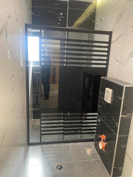 شاور مستقيم اسود